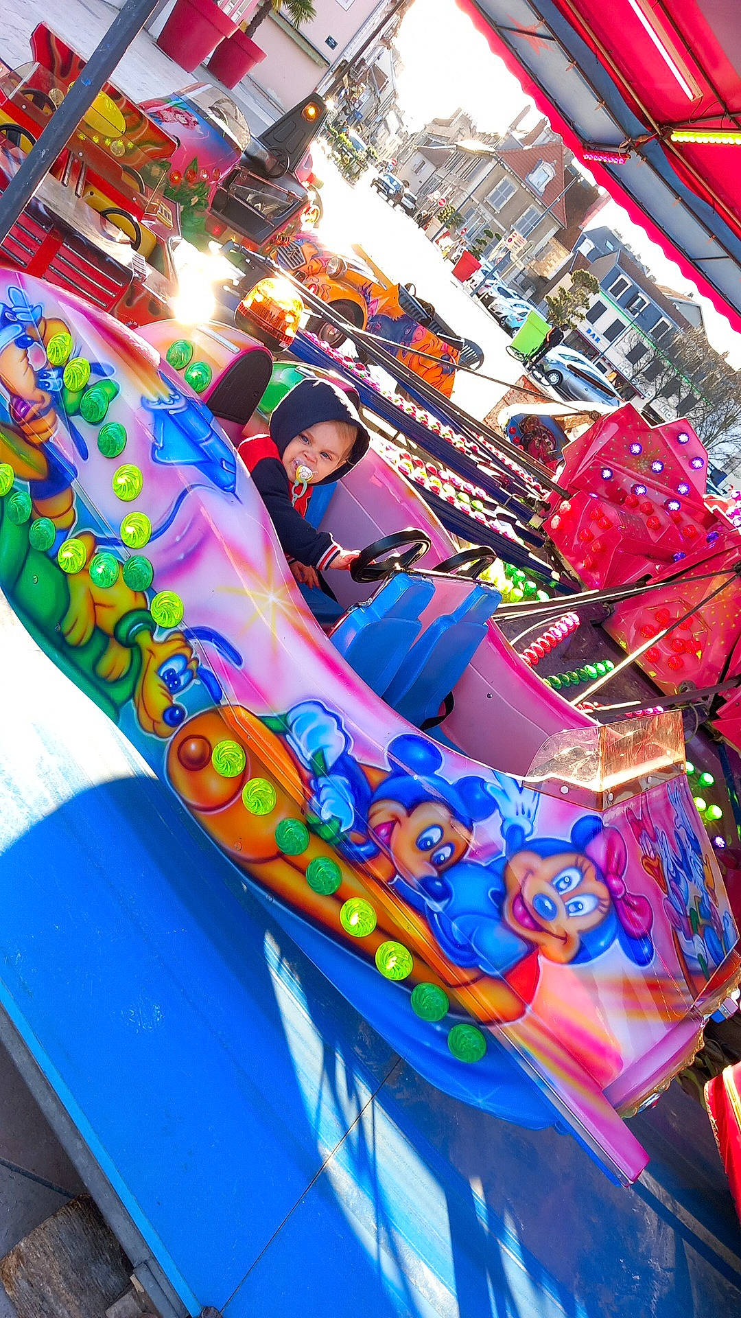 Lorenzo participe au concours pour gagner de l'argent avec cette photo : amusement_park, amusement_ride, art, bumper, city, event, fair, festival, fun, graphics, leisure, magenta, market, nonbuilding_structure, pattern, person, pink, public_event, recreation, travel