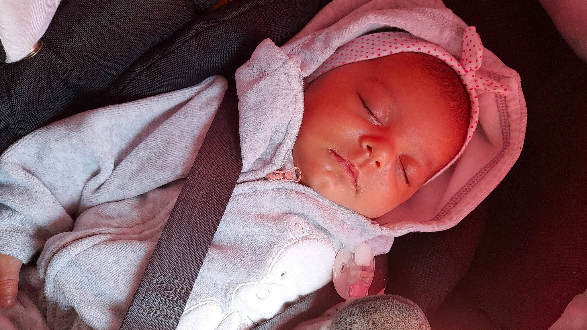 Tina a rejoint le concours — aidez-le/la à gagner de superbes lots ! baby, baby_toddler_clothing, cheek, chin, comfort, eye, face, facial_expression, finger, hand, human_body, iris, linens, lip, mouth, nose, person, pink, skin, textile