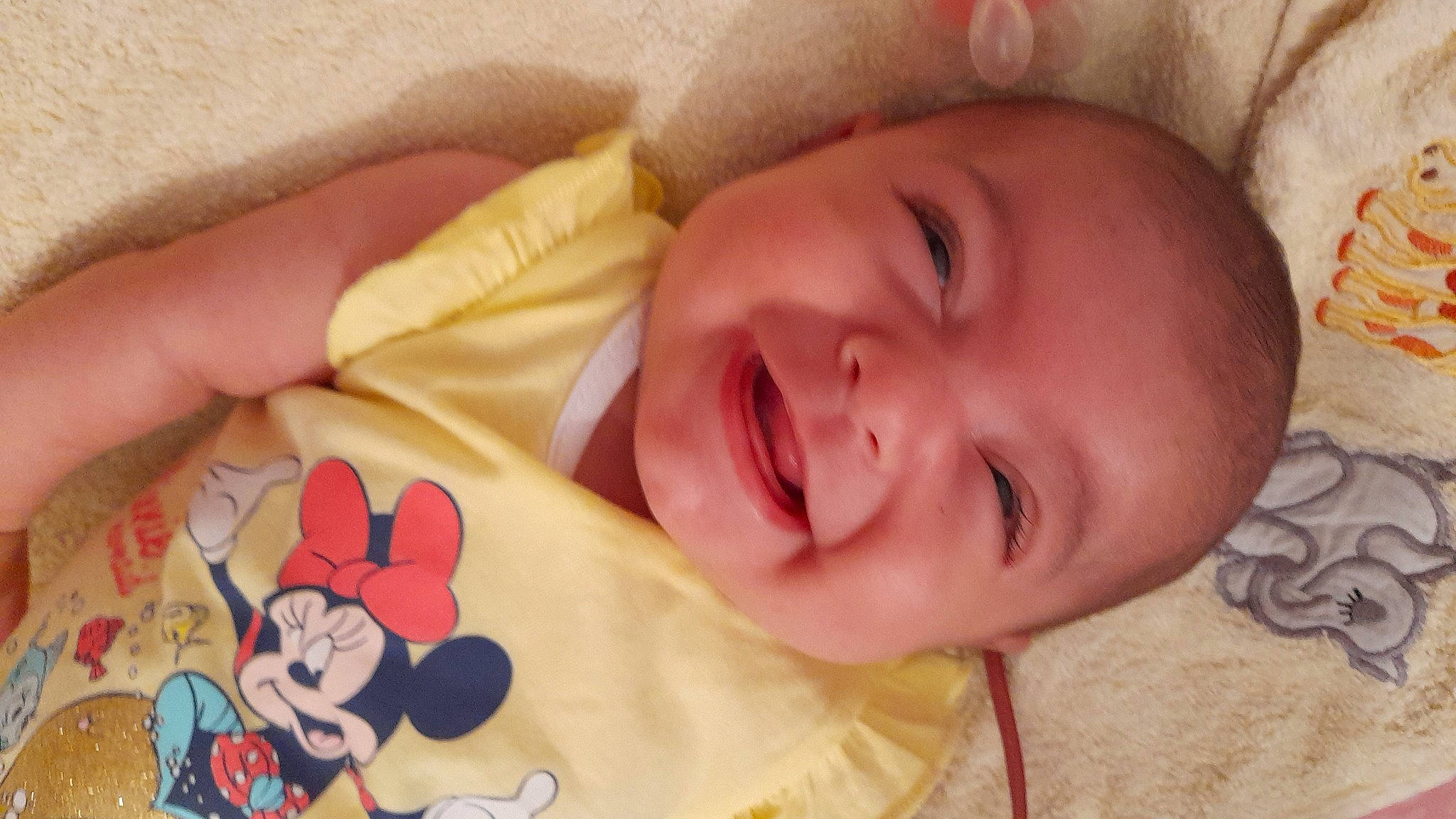 Tina participe au concours pour gagner de l'argent avec cette photo : baby, baby_toddler_clothing, cheek, ear, eyebrow, facial_expression, finger, hand, happy, human_body, iris, lip, mammal, mouth, nose, organ, person, product, skin, smile