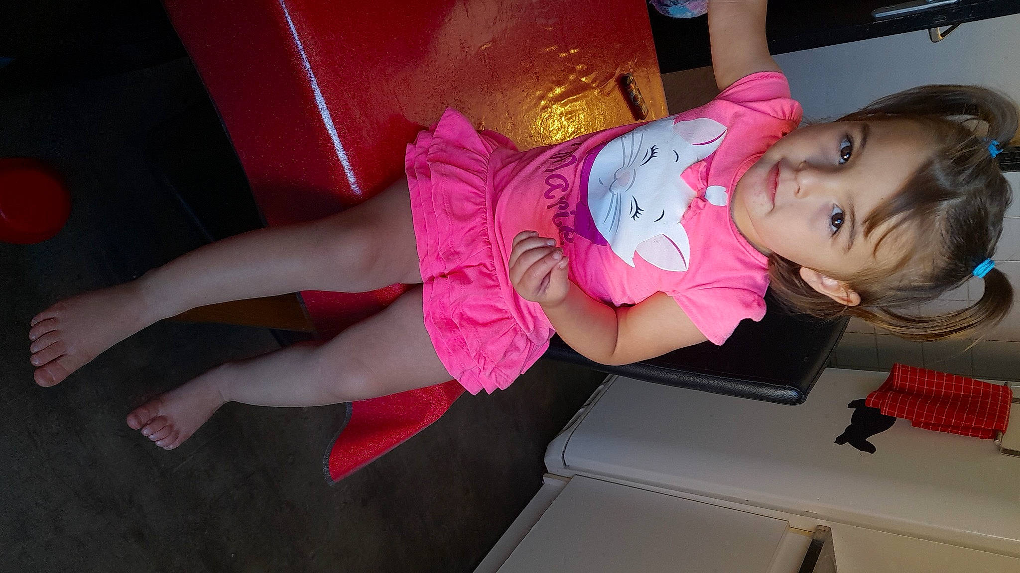 Leana a rejoint le concours — aidez-le/la à gagner de superbes lots ! baby, baby_products, baby_toddler_clothing, cheek, child, cocktail_dress, dress, elbow, fun, human_leg, knee, leg, magenta, mouth, person, pink, room, skin, thigh, toddler