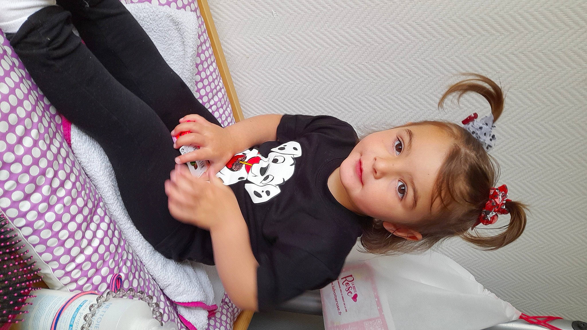 Leana participe au concours pour gagner de l'argent avec cette photo : baby_toddler_clothing, black_hair, cheek, child, comfort, elbow, eyelash, fun, gesture, happy, human_leg, knee, neck, person, pink, skin, sleeve, sock, thigh, toddler