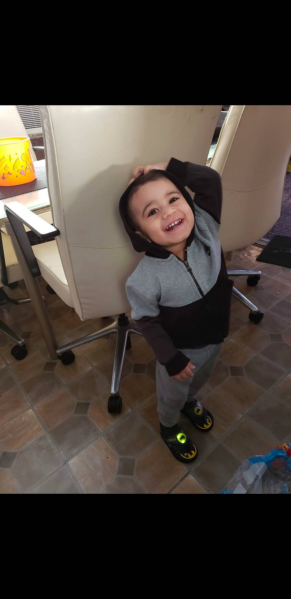 Roman is registered to the contest to win money with this photo: child, floor, joy, leg, person, smile, toddler
