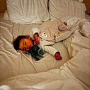 Sofia participe au concours pour gagner de l'argent avec cette photo : baby, bed, blanket, child, clothing, cushion, face, furniture, indoors, octopus_toy, pillow, portrait, rest, sleep, sleeping, soft_toy, toddler, white_bed, young_child, zzz