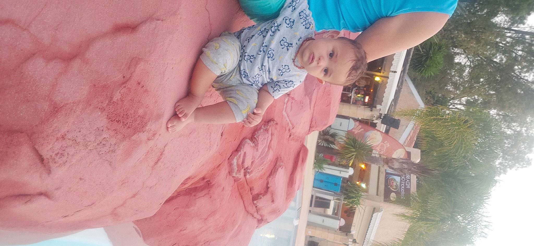 Zakaria a rejoint le concours — aidez-le/la à gagner de superbes lots ! baby, beauty, blue, child, fun, grass, happy, leisure, linens, magenta, pattern, peach, person, photograph, pink, plant, skin, toddler, vacation, visual_arts