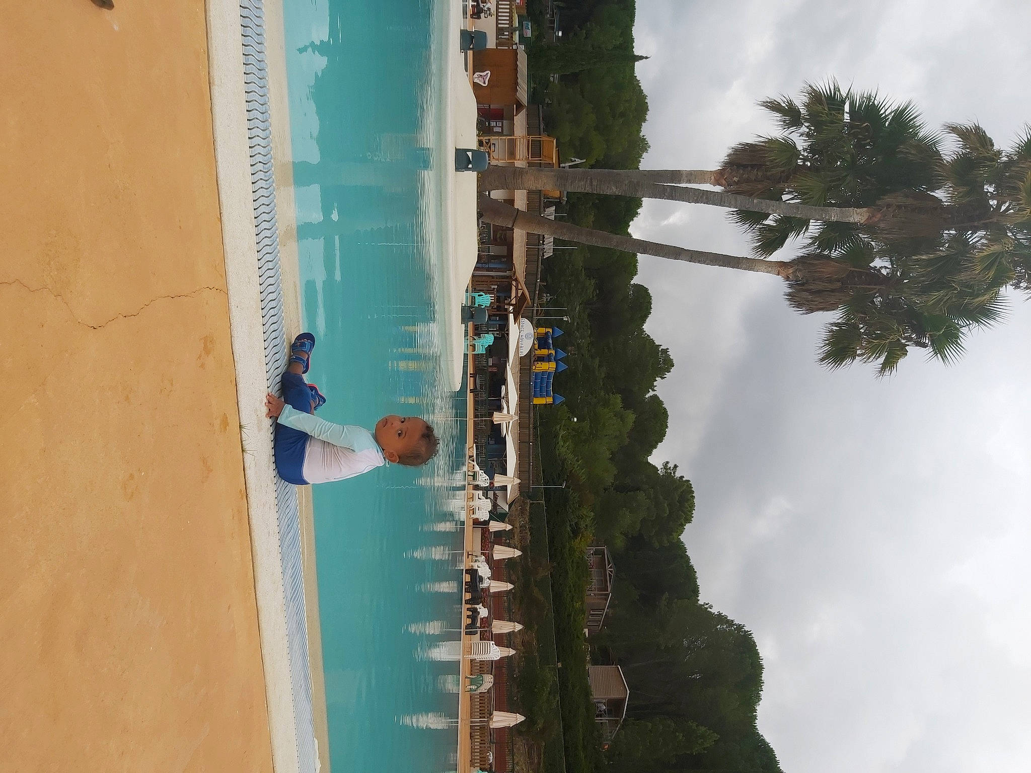 Zakaria participe au concours pour gagner de l'argent avec cette photo : architecture, arecales, azure, building, cloud, condominium, daytime, facade, leisure, line, mixed_use, nonbuilding_structure, palm_tree, person, pole, recreation, sky, tree, urban_design, water