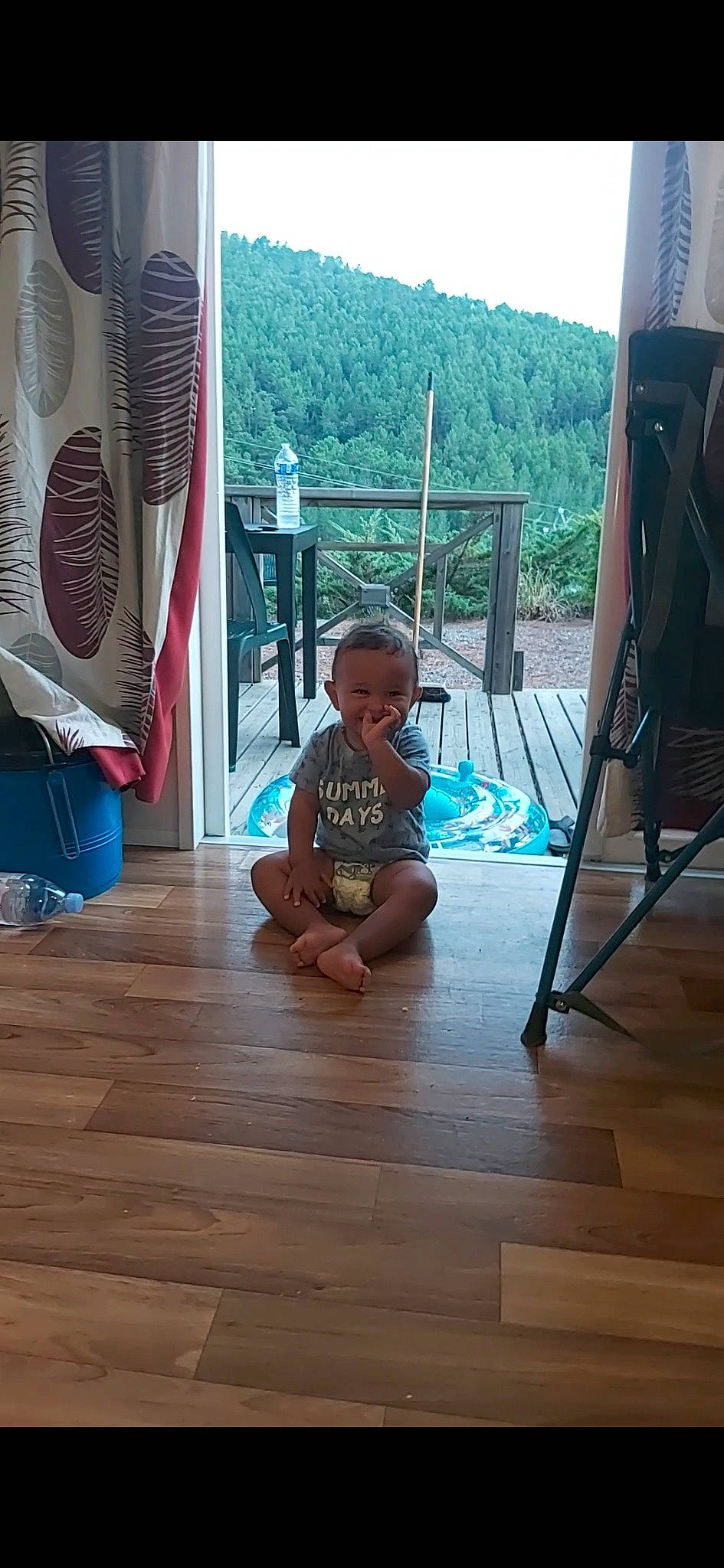 Zakaria a rejoint le concours — aidez-le/la à gagner de superbes lots ! chair, floor, flooring, fun, hardwood, house, laminate_flooring, leisure, person, plant, porch, sitting, sky, smile, t_shirt, toddler, tree, varnish, wood, wood_flooring