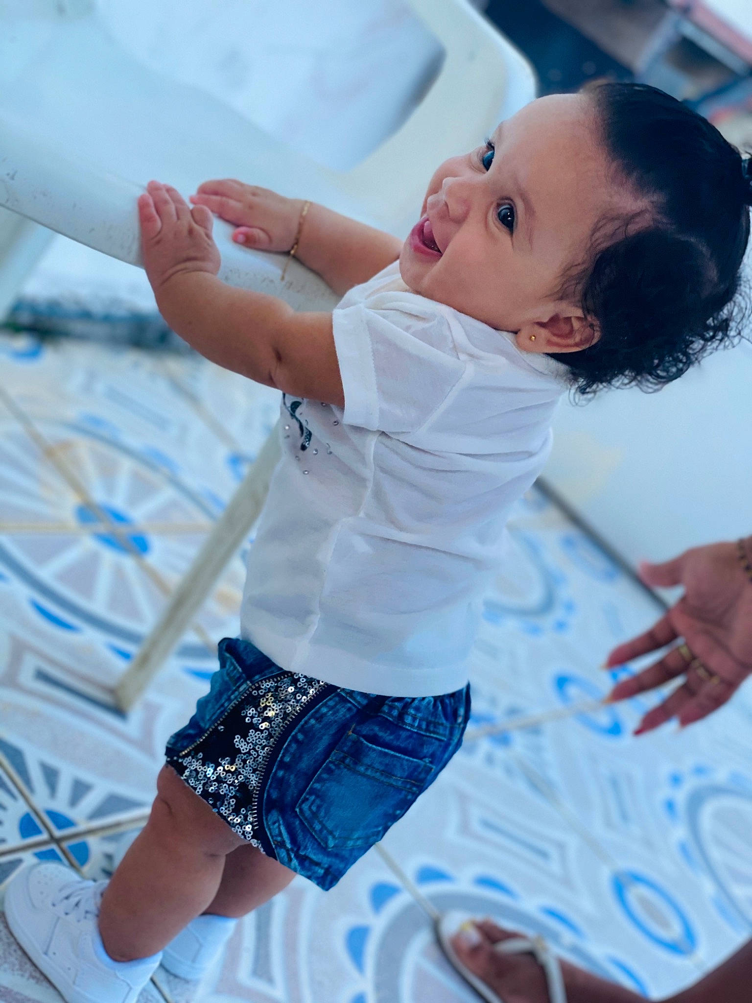 Layanah participe au concours pour gagner de l'argent avec cette photo : baby, baby_products, blue, child, fun, hand, happy, leg, person, photography, product, skin, textile, toddler, water