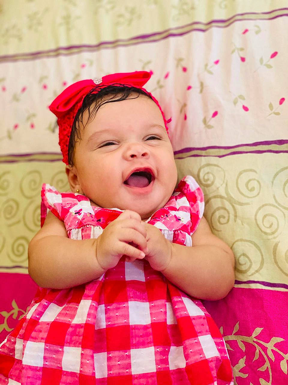 Layanah participe au concours pour gagner de l'argent avec cette photo : baby, baby_toddler_clothing, cheek, child, facial_expression, finger, hair_accessory, happy, headgear, headwear, lip, mouth, person, photography, pink, skin, smile, sweetness, toddler, yawn