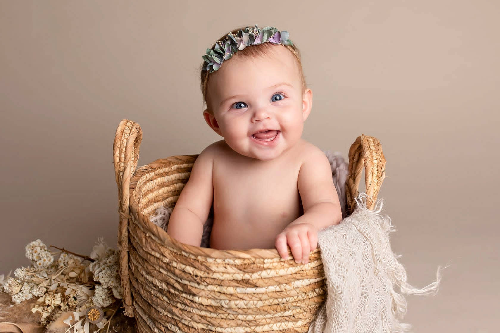 Maggy participe au concours pour gagner de l'argent avec cette photo : baby, baby_toddler_clothing, basket, blond, child, costume_hat, event, eye, flash_photography, happy, headband, headpiece, jewellery, joy, person, picnic_basket, skin, smile, storage_basket, toddler