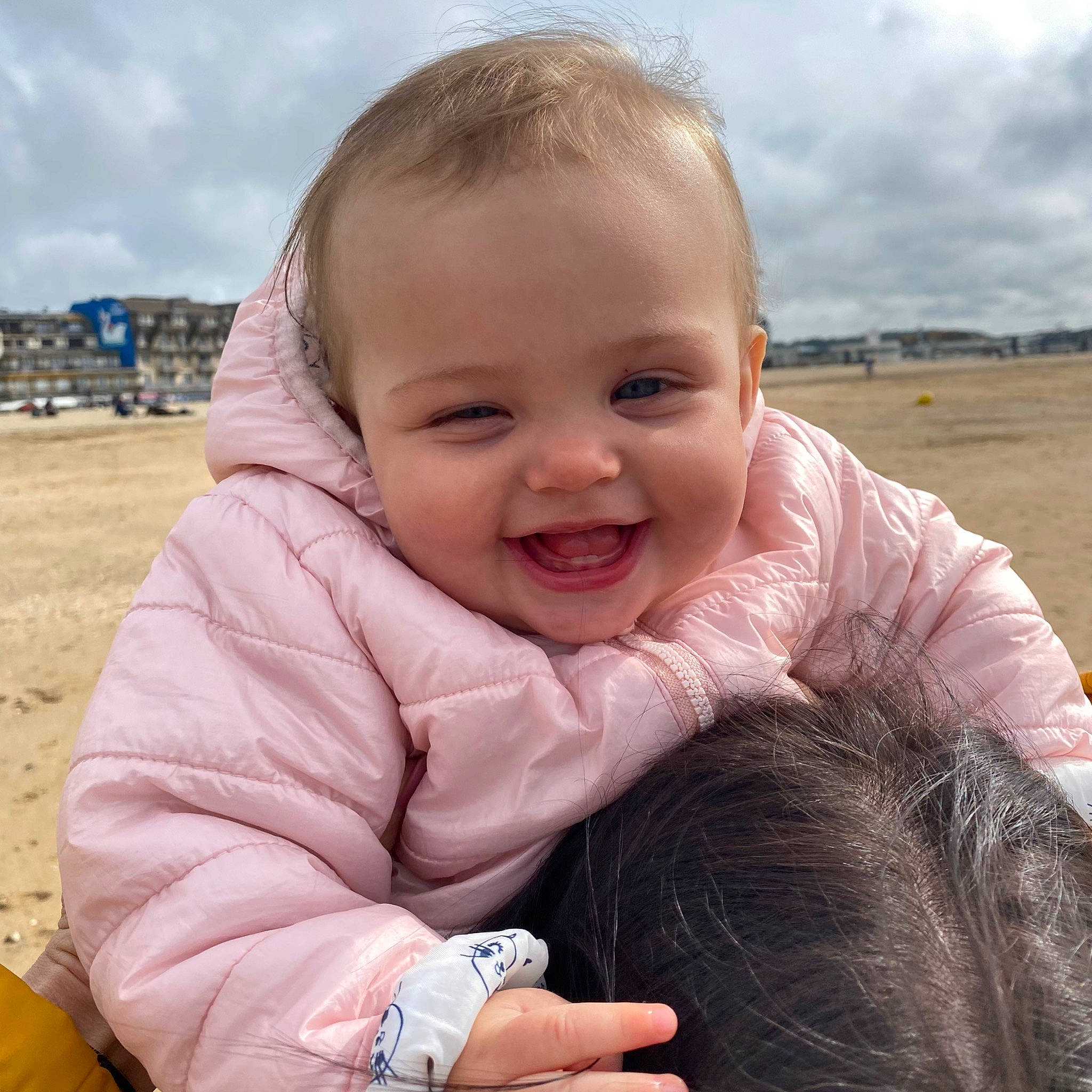 Maggy a rejoint le concours — aidez-le/la à gagner de superbes lots ! baby_toddler_clothing, cloud, comfort, face, finger, fun, gesture, grass, happy, iris, joy, lip, mouth, nose, people_in_nature, person, skin, sky, smile, thumb