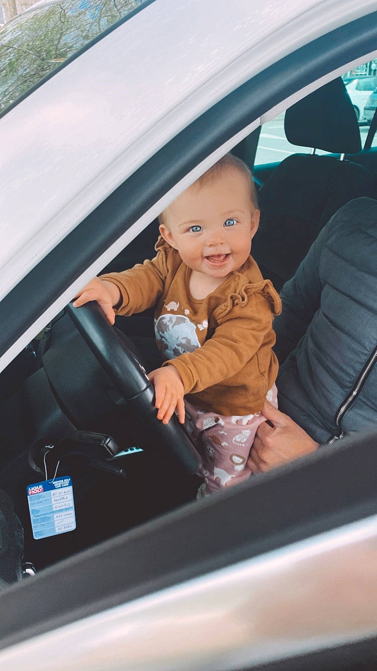 Maggy participe au concours pour gagner de l'argent avec cette photo : auto_part, automotive_design, automotive_exterior, automotive_lighting, automotive_mirror, automotive_window_part, car, car_seat, car_seat_cover, head_restraint, joy, mode_of_transport, motor_vehicle, person, personal_luxury_car, smile, steering_wheel, tints_and_shades, toddler, vehicle