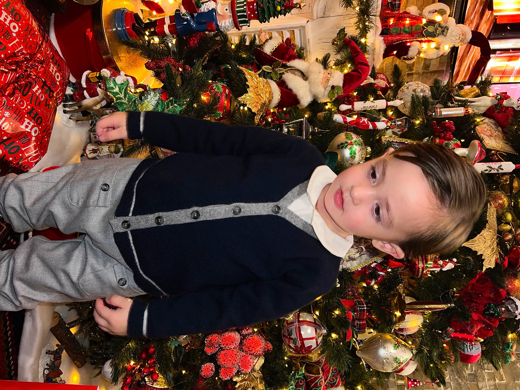 Milann participe au concours pour gagner de l'argent avec cette photo : christmas, christmas_decoration, christmas_eve, christmas_lights, christmas_ornament, christmas_tree, event, fun, happy, holiday, holiday_ornament, interior_design, lap, ornament, person, plant, red, smile, toddler, tradition