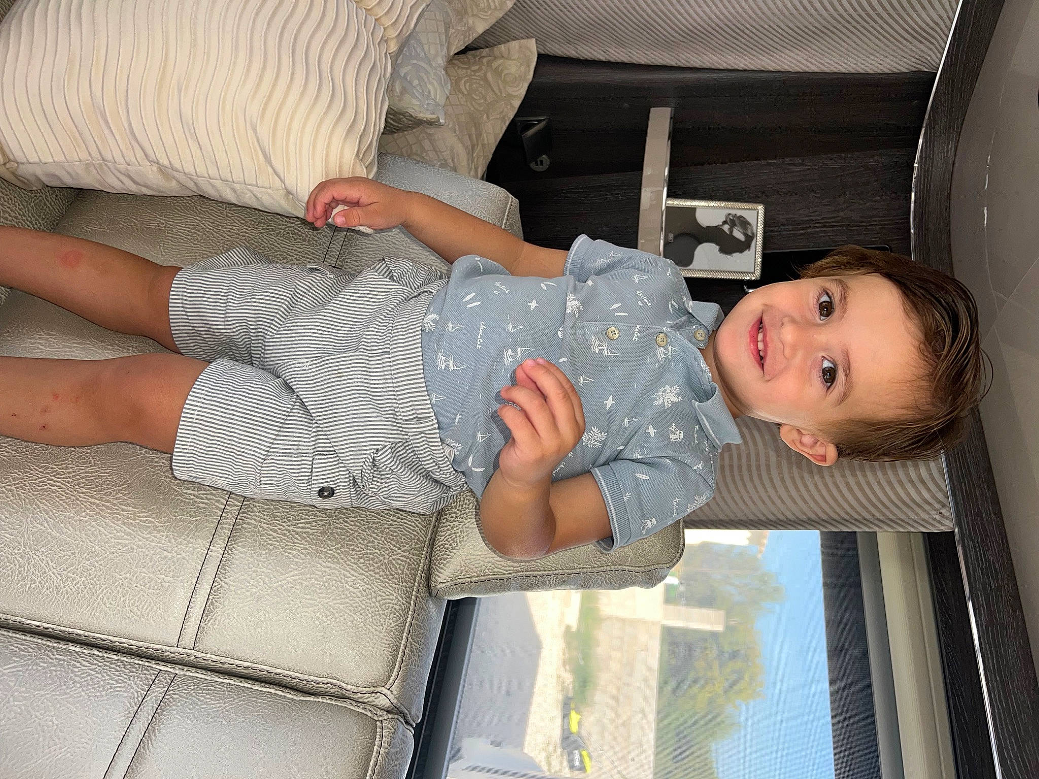 Milann a rejoint le concours — aidez-le/la à gagner de superbes lots ! baby, baby_products, baby_toddler_clothing, child, comfort, couch, elbow, human_leg, joy, knee, lap, linens, nail, pattern, person, room, sitting, smile, thigh, toddler