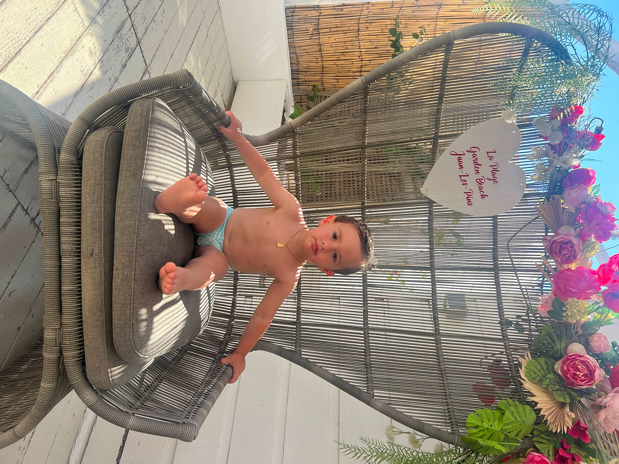 Milann participe au concours pour gagner de l'argent avec cette photo : automotive_tire, child, facade, floral_design, flower, flower_arranging, fun, grass, leisure, magenta, mesh, metal, net, pattern, person, plant, smile, toddler, tree, vacation