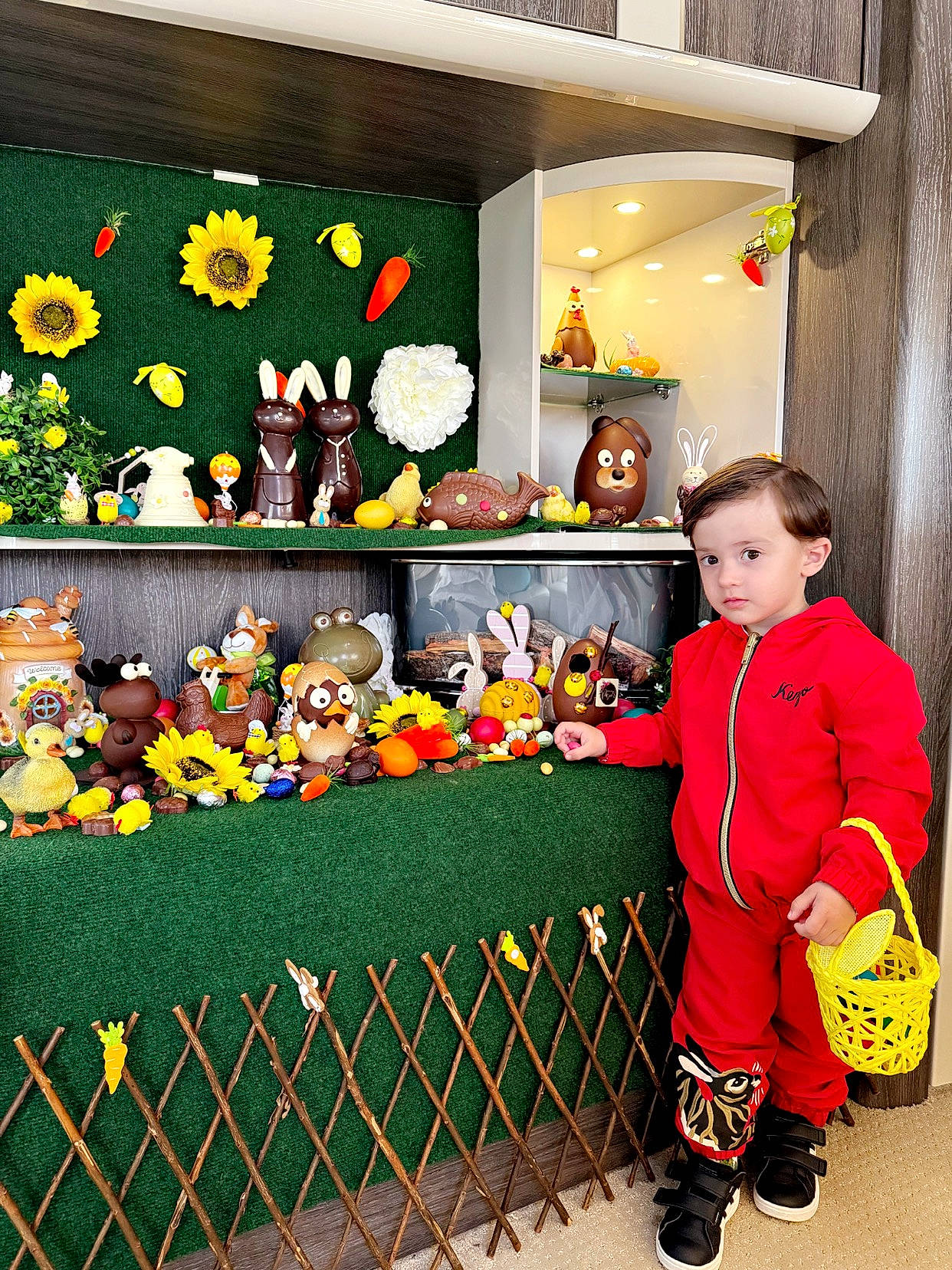 Milann participe au concours pour gagner de l'argent avec cette photo : animated_cartoon, animation, baby_toddler_clothing, boot, child, fence, fictional_character, fun, happy, leisure, pattern, person, play, room, shelf, sportswear, stuffed_toy, textile, toddler, toy