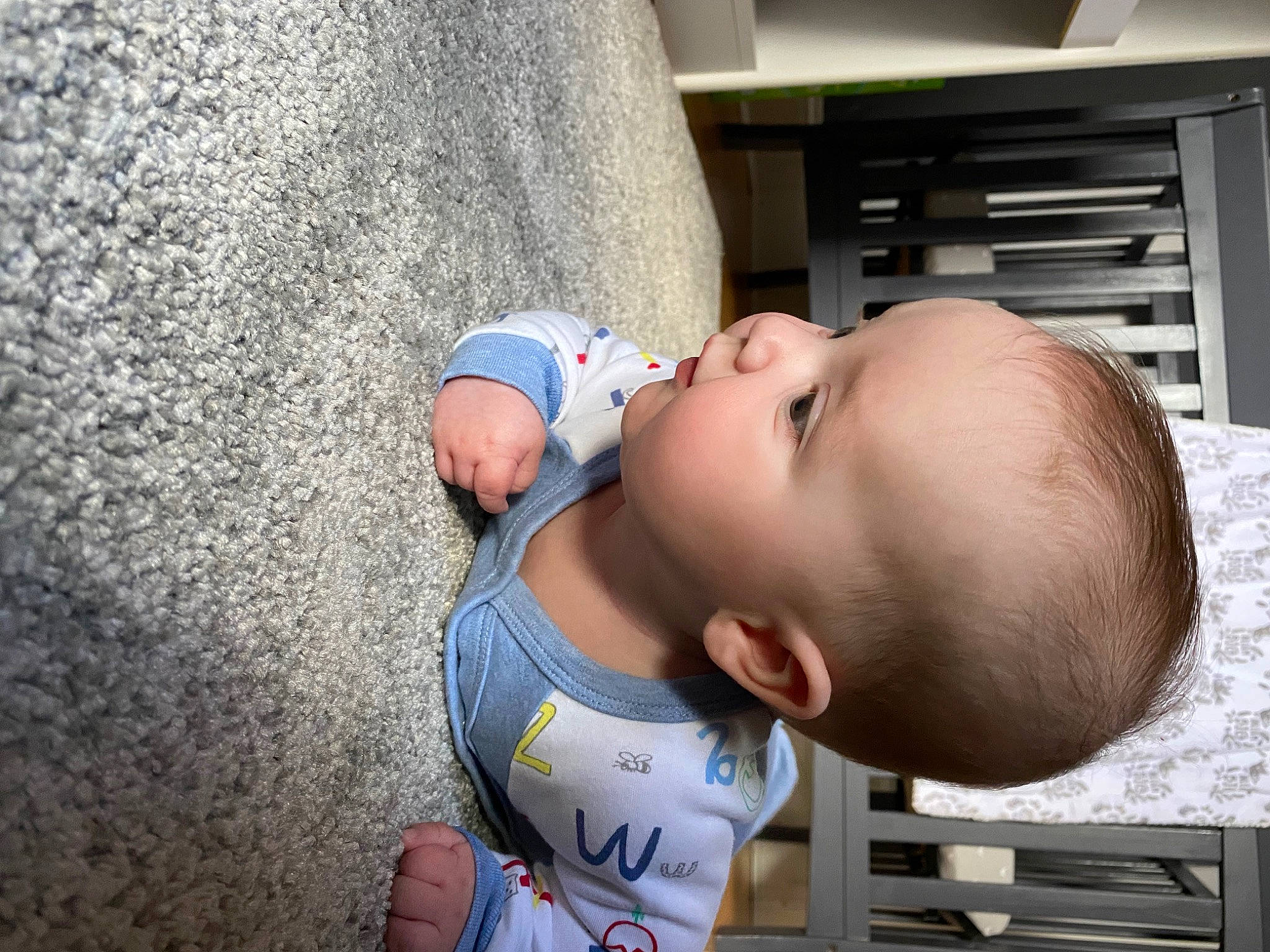 James participe au concours pour gagner de l'argent avec cette photo : baby, baby_products, baby_toddler_clothing, cheek, child, chin, comfort, electric_blue, face, fun, glasses, grass, happy, leisure, nose, person, personal_protective_equipment, skin, t_shirt, toddler