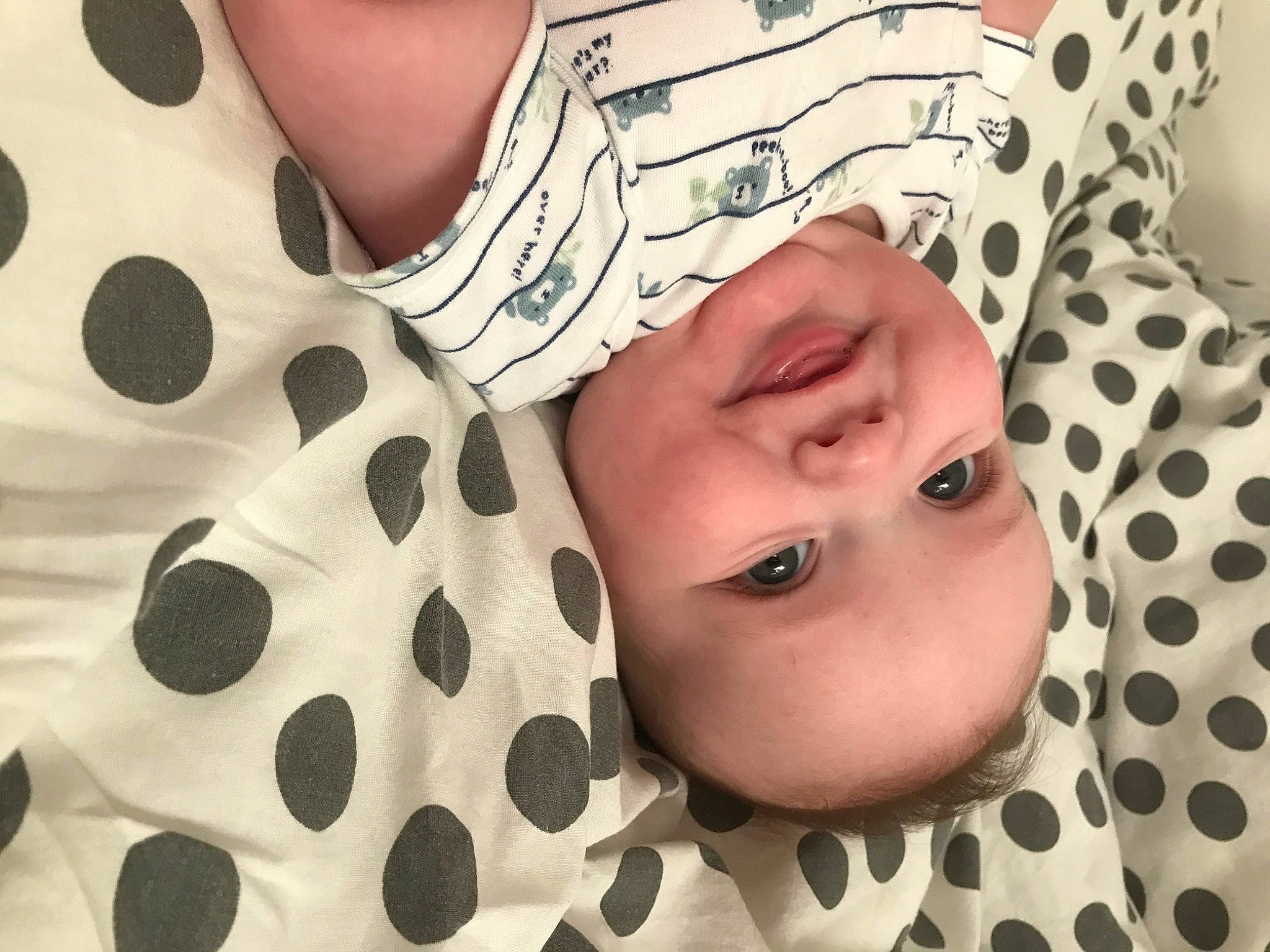 James participe au concours pour gagner de l'argent avec cette photo : baby, baby_toddler_clothing, cheek, chin, eye, eyebrow, eyelash, face, headgear, iris, joy, lip, mammal, mouth, neck, nose, person, product, skin, sleeve