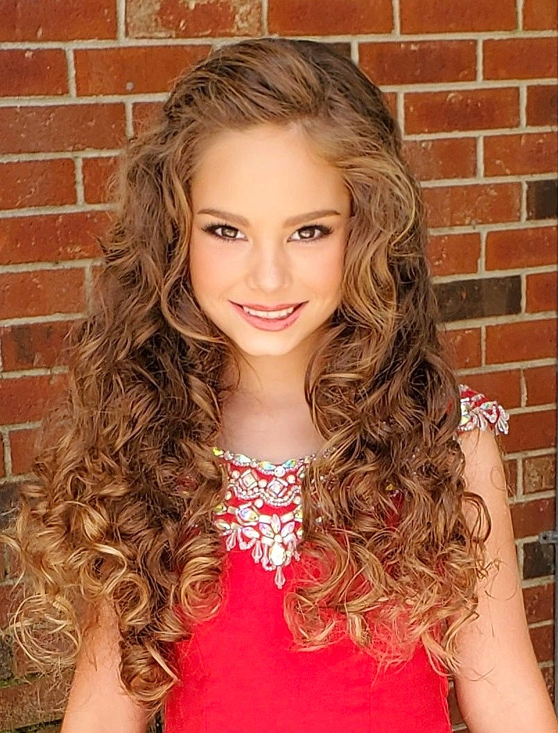 Daniella is registered to the contest to win money with this photo: beauty, blond, brick, brickwork, chin, eyebrow, eyelash, fashion_model, happy, iris, jewellery, joy, layered_hair, lip, liver, long_hair, makeover, neck, person, smile