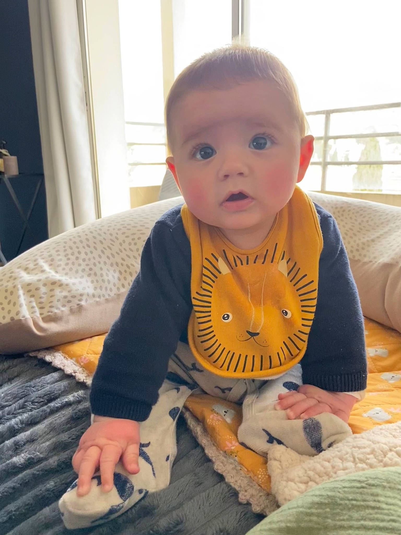 Milann participe au concours pour gagner de l'argent avec cette photo : baby, baby_products, baby_toddler_clothing, bib, cheek, child, chin, comfort, flooring, fun, happy, head, iris, nose, person, sitting, skin, sleeve, surprise, t_shirt