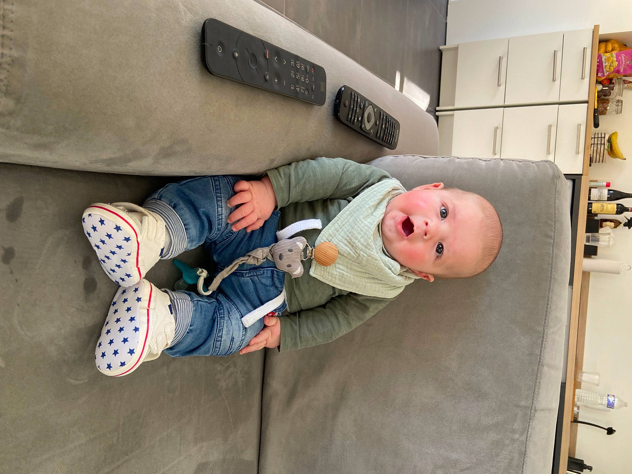 Milann participe au concours pour gagner de l'argent avec cette photo : baby, baby_products, baby_safety, baby_toddler_clothing, child, comfort, flooring, gas, jeans, knee, outdoor_shoe, person, room, sitting, smile, sock, t_shirt, toddler, walking_shoe