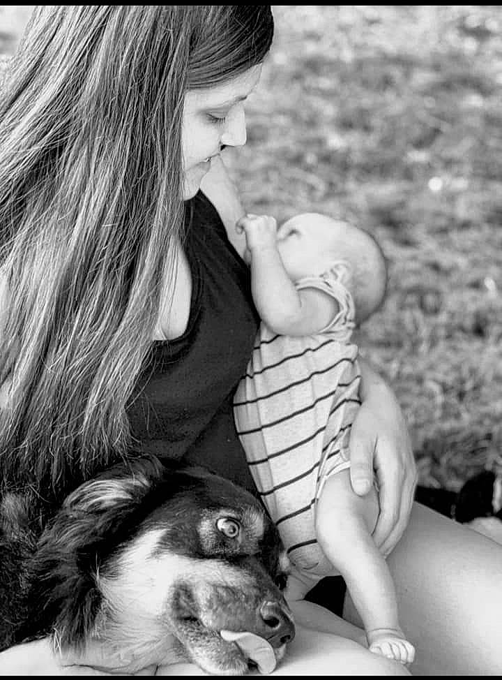 Straza is registered to the contest to win money with this photo: black, black_and_white, eyelash, finger, gesture, hand, happy, human, interaction, iris, mammal, mouth, nose, organ, people_in_nature, photograph, skin, style, vertebrate, white