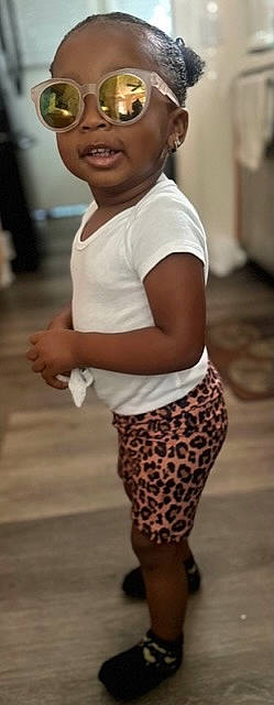 Rose is registered to the contest to win money with this photo: abdomen, chest, elbow, eyewear, fun, gesture, happy, human_leg, knee, leg, pattern, person, physical_fitness, sleeve, sportswear, t_shirt, thigh, thumb, trunk, waist