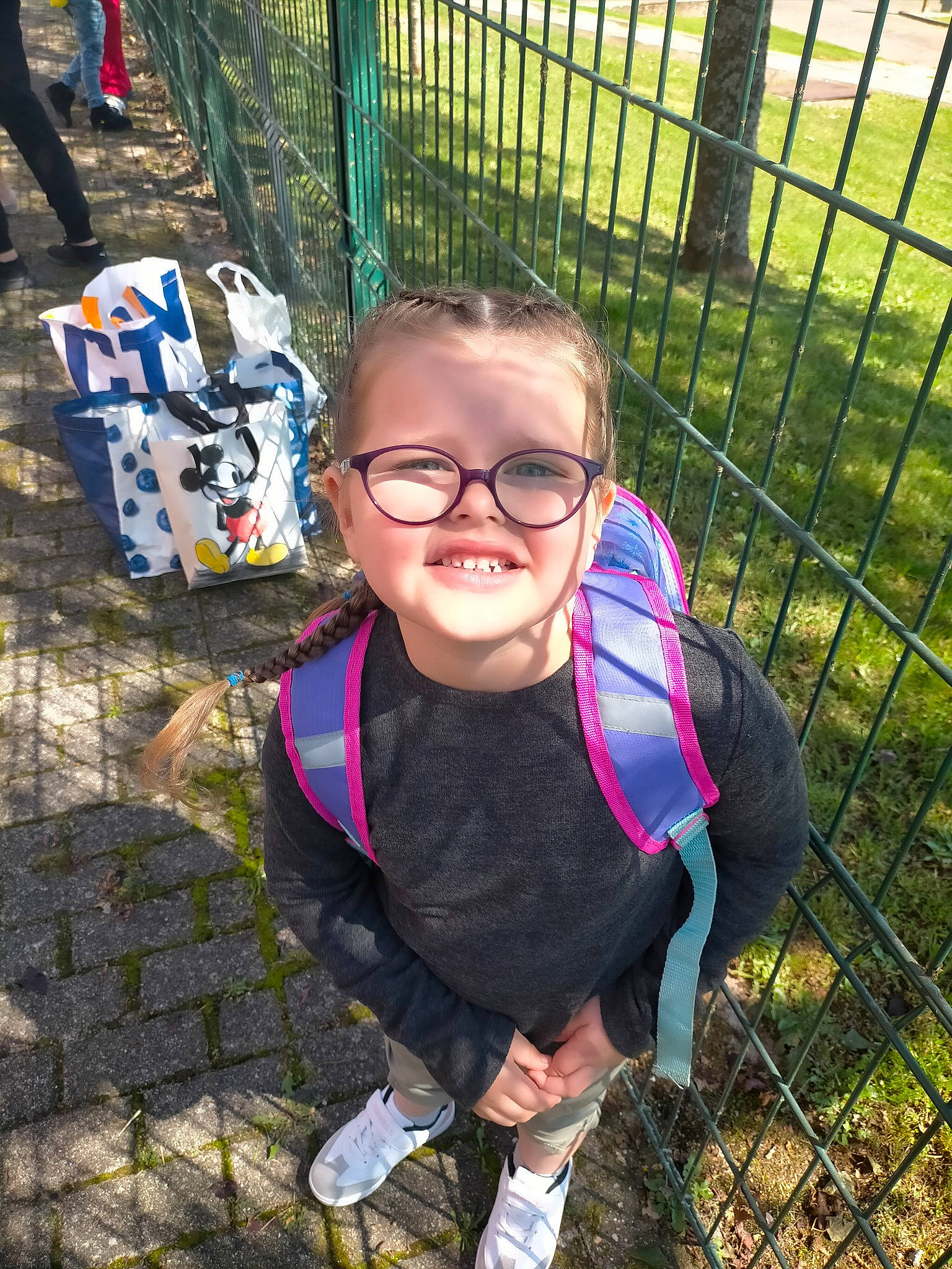 Lyana a rejoint le concours — aidez-le/la à gagner de superbes lots ! baby_toddler_clothing, child, city, eyewear, fence, fun, garden, glasses, grass, happy, joy, leisure, magenta, mesh, person, plant, recreation, smile, soil, spring