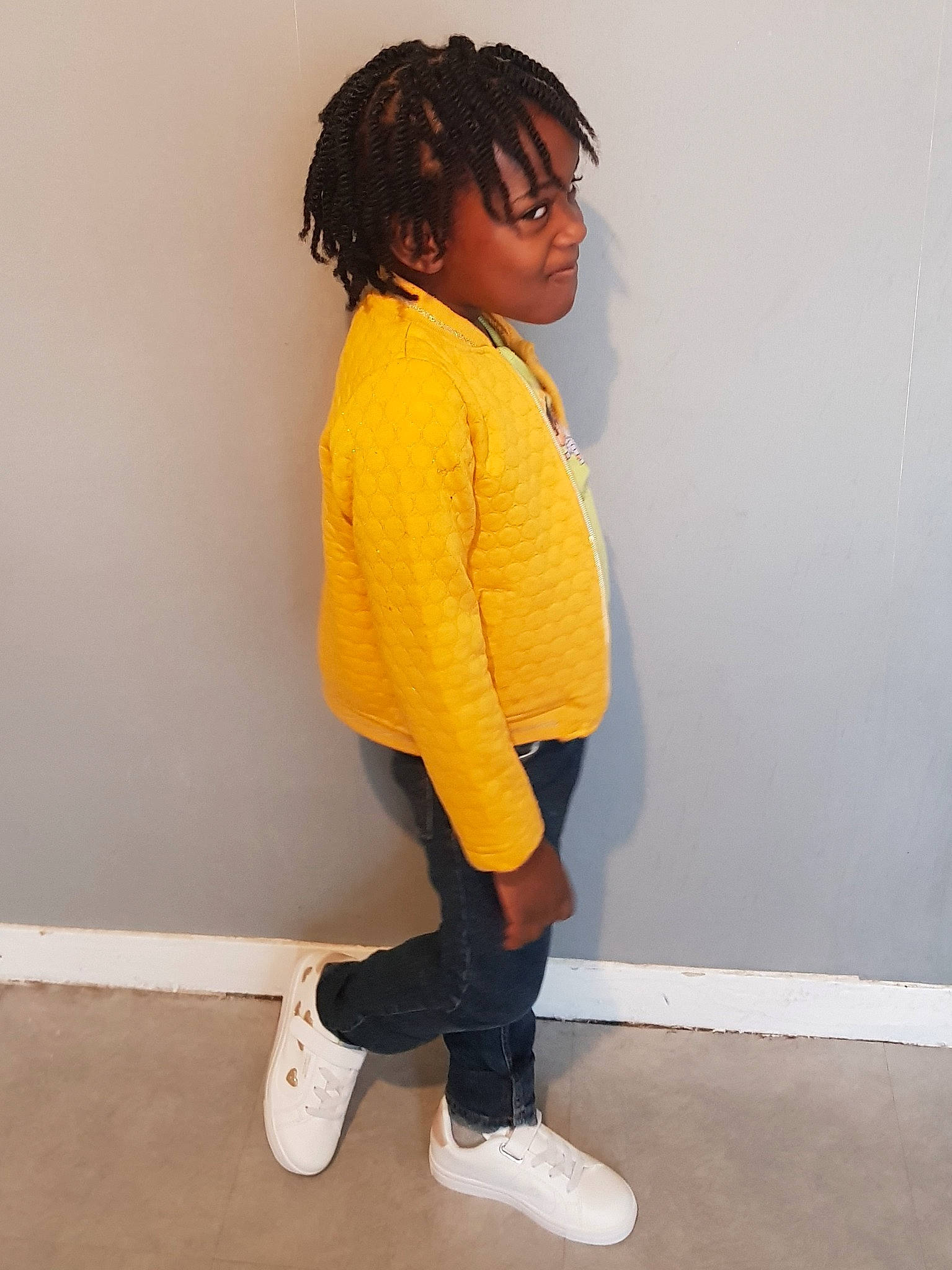 Michelle Anne Marthe participe au concours pour gagner de l'argent avec cette photo : denim, electric_blue, eyewear, fashion_design, hair, human_leg, knee, leg, long_hair, neck, outerwear, person, personal_protective_equipment, shoe, sleeve, sportswear, street_fashion, t_shirt, thigh, waist