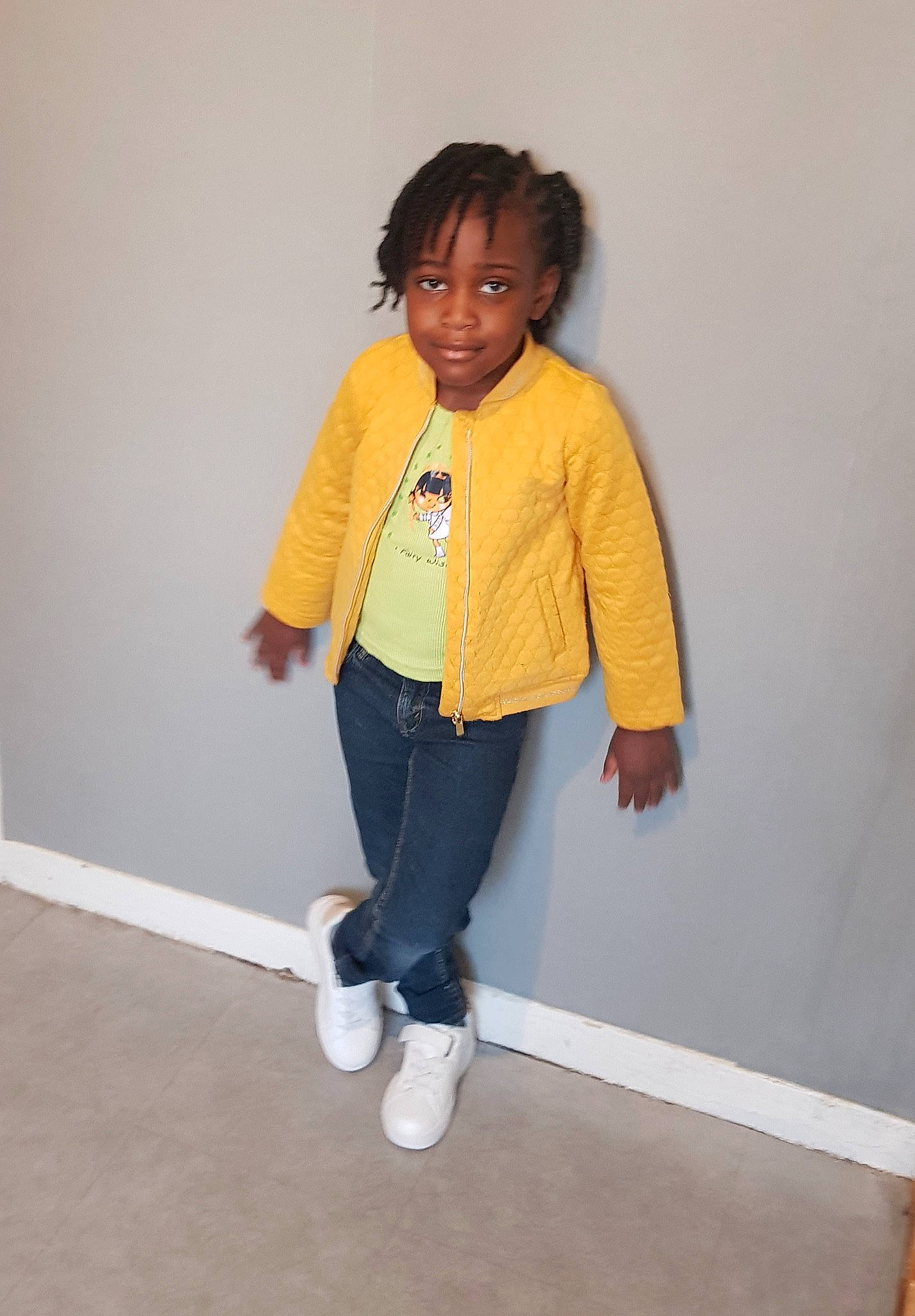 Michelle Anne Marthe participe au concours pour gagner de l'argent avec cette photo : blazer, button, denim, elbow, electric_blue, fashion_design, flooring, fun, human_leg, joy, knee, leg, pattern, person, sleeve, smile, sportswear, street_fashion, t_shirt, thigh