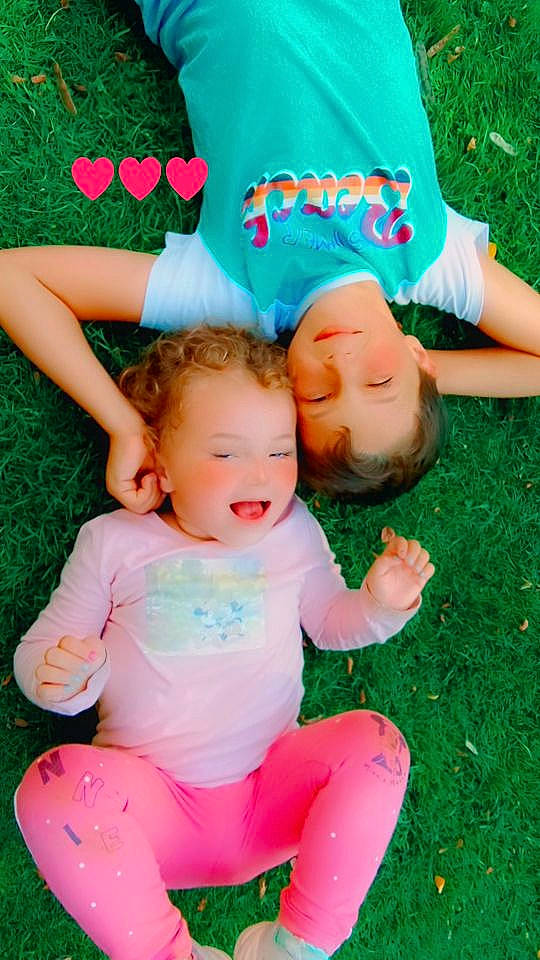 Angela a rejoint le concours — aidez-le/la à gagner de superbes lots ! baby_toddler_clothing, facial_expression, fun, gesture, grass, green, happy, joy, leisure, mammal, people, people_in_nature, person, photograph, pink, red, shorts, smile, summer, t_shirt