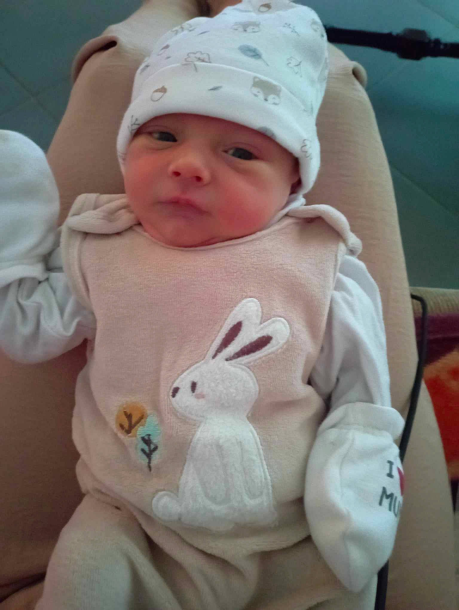 Kylson a rejoint le concours — aidez-le/la à gagner de superbes lots ! baby, baby_products, baby_toddler_clothing, cap, cheek, child, face, hand, happy, headgear, headwear, person, pink, rabbit, rabbits_and_hares, sitting, skin, sleeve, stuffed_toy, toddler