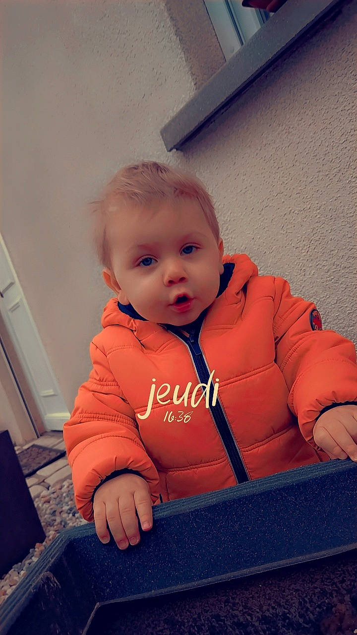 Mathys participe au concours pour gagner de l'argent avec cette photo : baby, baby_toddler_clothing, cheek, child, comfort, electric_blue, flooring, fun, happy, nose, person, portrait_photography, room, sitting, sleeve, toddler, vacation, wood