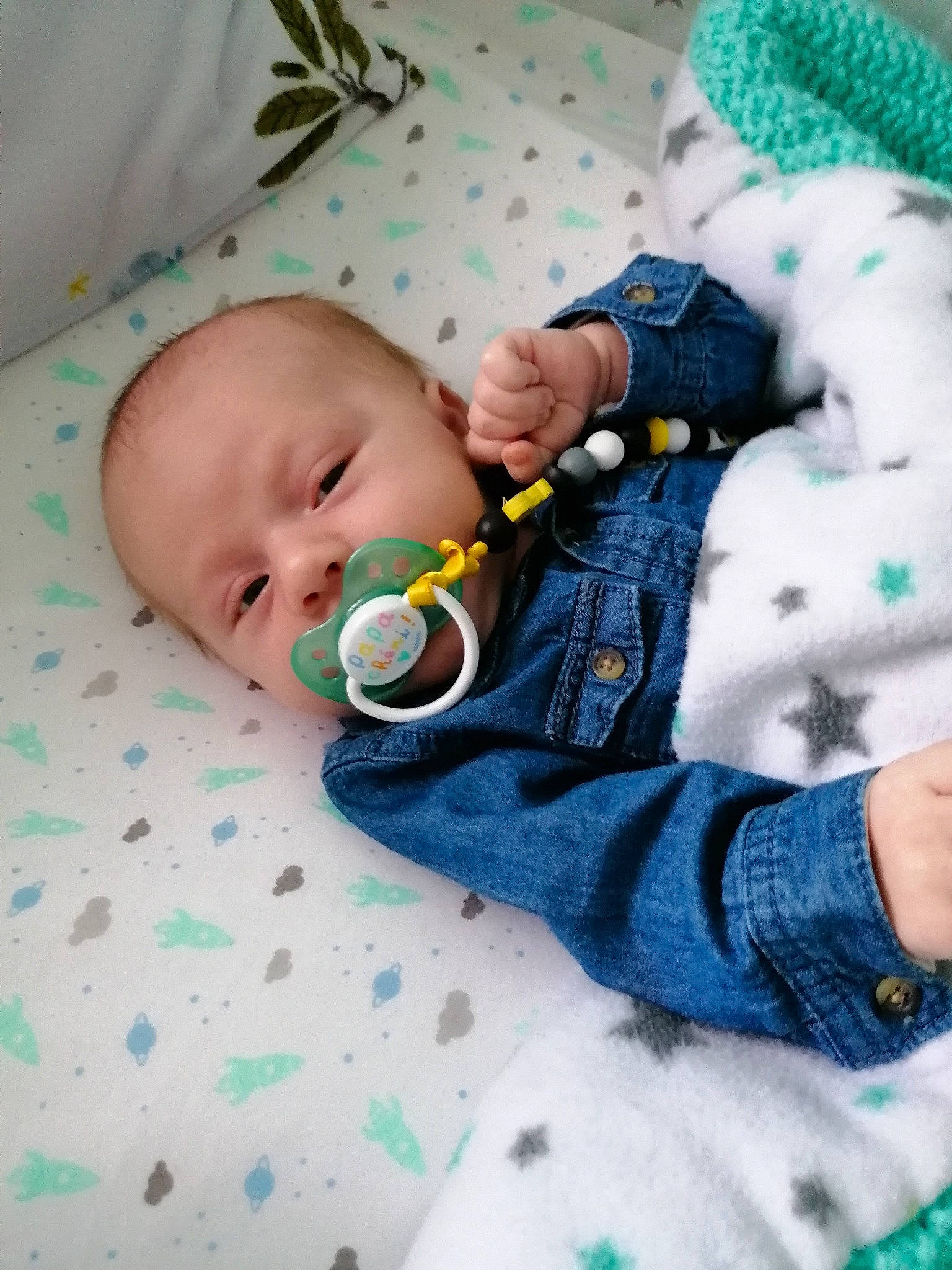 Mathys participe au concours pour gagner de l'argent avec cette photo : baby, baby_products, baby_sleeping, baby_toddler_clothing, bedding, bedtime, blanket, cheek, child, comfort, linens, nap, pattern, person, skin, sleep, sleeve, textile, toddler