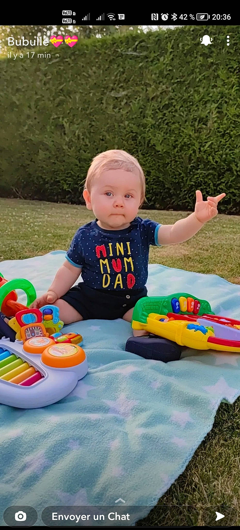 Mathys participe au concours pour gagner de l'argent avec cette photo : baby, baby_playing_with_toys, baby_products, baby_toddler_clothing, child, event, fun, grass, happy, lawn, leisure, person, plant, play, recreation, sharing, sitting, summer, t_shirt, toddler