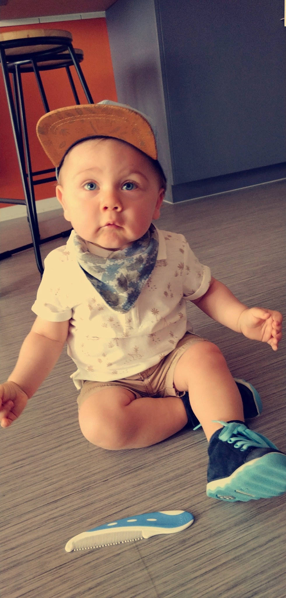 Mathys a rejoint le concours — aidez-le/la à gagner de superbes lots ! baby_toddler_clothing, cap, cheek, chin, cool, elbow, eye, face, finger, flash_photography, happy, head, iris, knee, mouth, person, shoulder, skin, sleeve, surprise