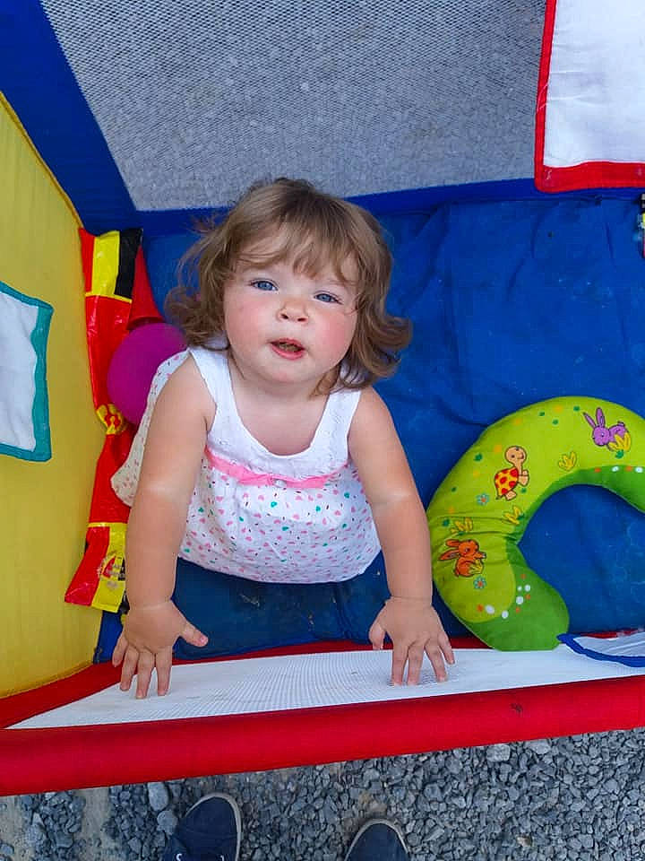 Iliana participe au concours pour gagner de l'argent avec cette photo : baby_products, boy, child, day, fun, girl, infant, kindergarten, leisure, person, play, product, red, sitting, skin, smile, toddler, toy, vacation