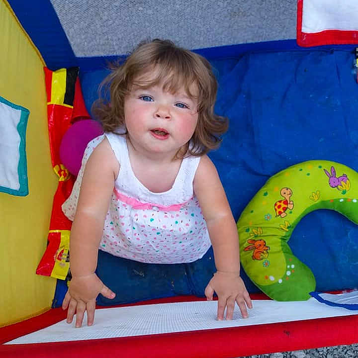 Iliana participe au concours pour gagner de l'argent avec cette photo : baby_products, boy, child, day, fun, girl, infant, kindergarten, leisure, person, play, product, red, sitting, skin, smile, toddler, toy, vacation