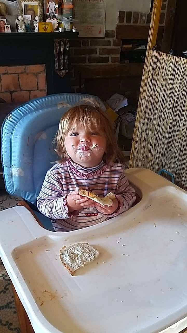 Iliana participe au concours pour gagner de l'argent avec cette photo : child, eating, food, fun, girl, infant, person, table, toddler