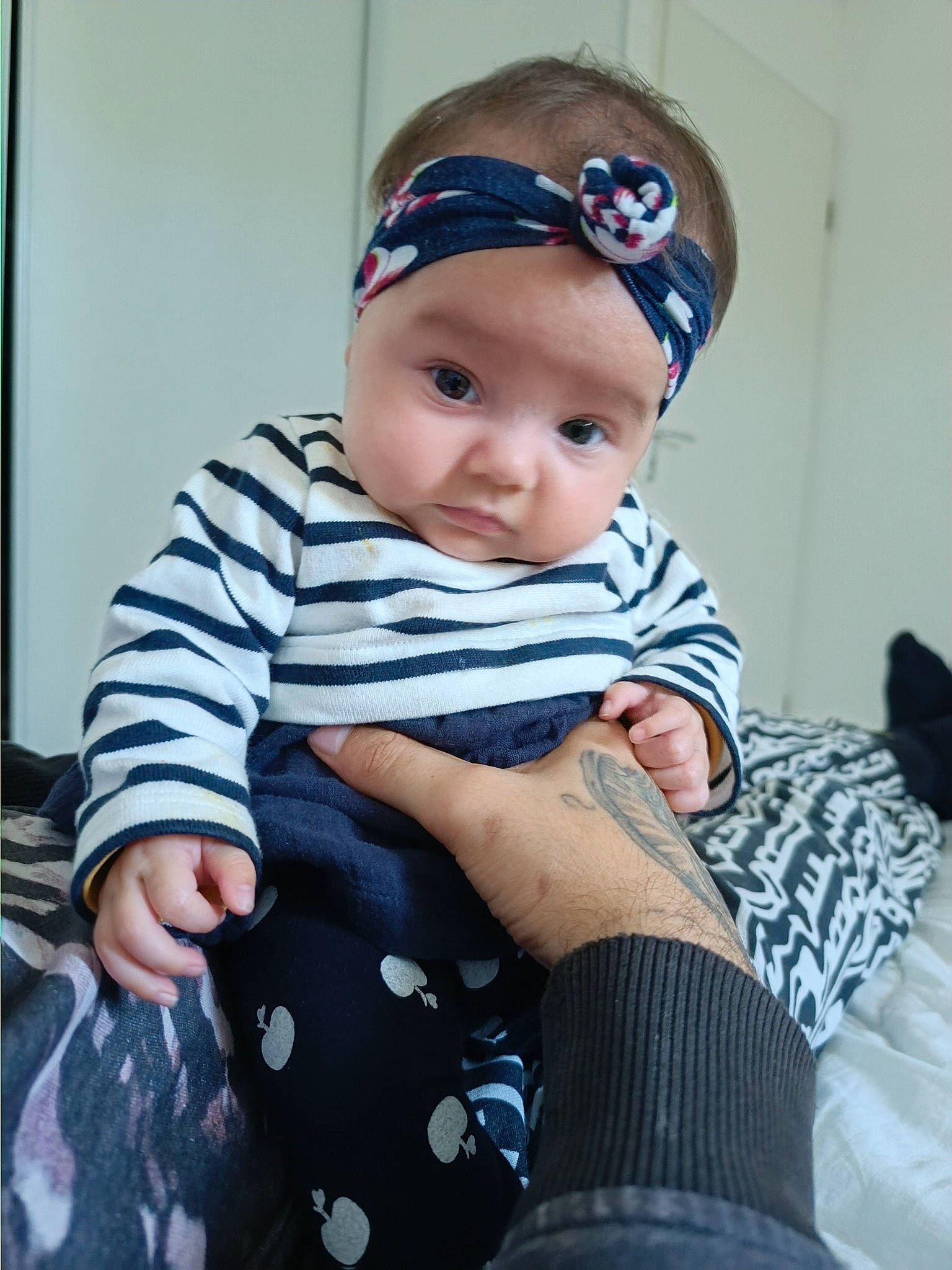 Fallone participe au concours pour gagner de l'argent avec cette photo : baby, baby_toddler_clothing, cap, child, comfort, costume_hat, dress, electric_blue, eye, fashion_accessory, goggles, hat, headwear, pattern, person, purple, sitting, sleeve, smile, sock
