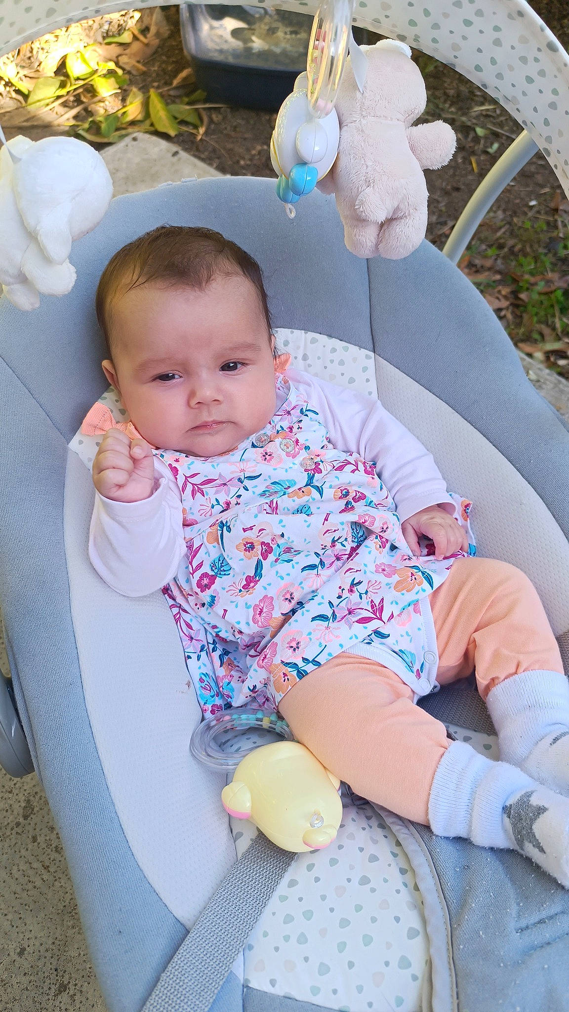 Fallone participe au concours pour gagner de l'argent avec cette photo : baby, baby_products, baby_toddler_clothing, chair, child, comfort, facial_expression, fun, grass, happy, knee, lap, leisure, person, pink, sitting, skin, sock, thigh, toddler