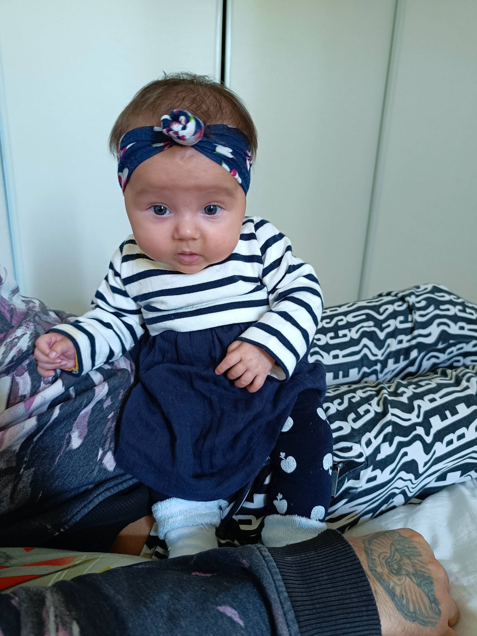 Fallone participe au concours pour gagner de l'argent avec cette photo : baby, baby_products, baby_toddler_clothing, beanie, cap, child, comfort, electric_blue, eyewear, fashion_accessory, goggles, hat, headwear, pattern, person, personal_protective_equipment, portrait_photography, room, sitting, sleeve