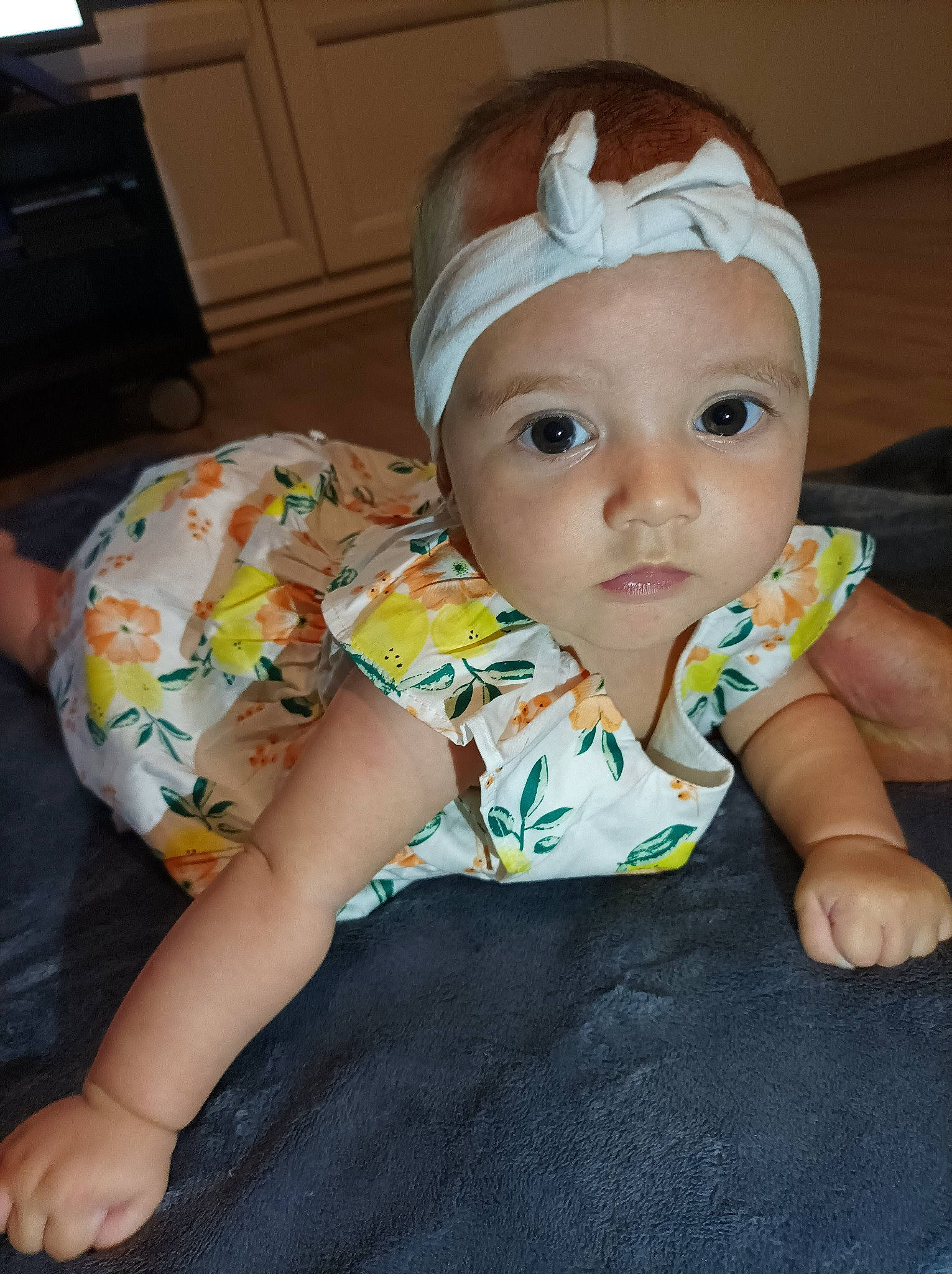 Lena a rejoint le concours — aidez-le/la à gagner de superbes lots ! baby, baby_toddler_clothing, cabinetry, cap, cheek, child, comfort, fashion_accessory, finger, flooring, fun, headband, headgear, headwear, lap, person, room, sitting, skin, sleeve
