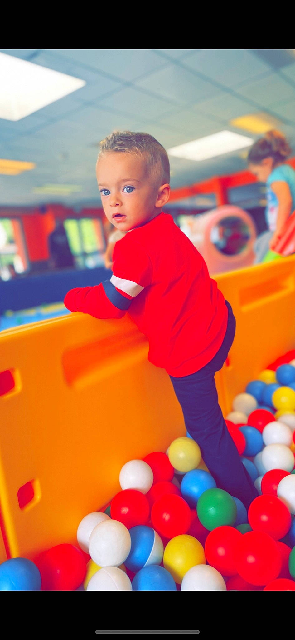 Boston a rejoint le concours — aidez-le/la à gagner de superbes lots ! baby, baby_playing_with_toys, ball, ball_pit, blurred, child, electric_blue, event, fun, games, happy, leisure, people, person, plastic, play, playground, product, recreation, snapshot