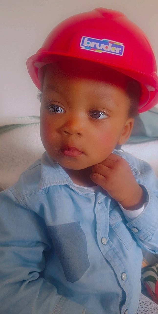 Eleyah participe au concours pour gagner de l'argent avec cette photo : baby, baby_toddler_clothing, baseball_cap, cap, child, chin, cricket_cap, electric_blue, eye, forehead, fun, happy, hat, headgear, headwear, helmet, lip, person, personal_protective_equipment, sleeve