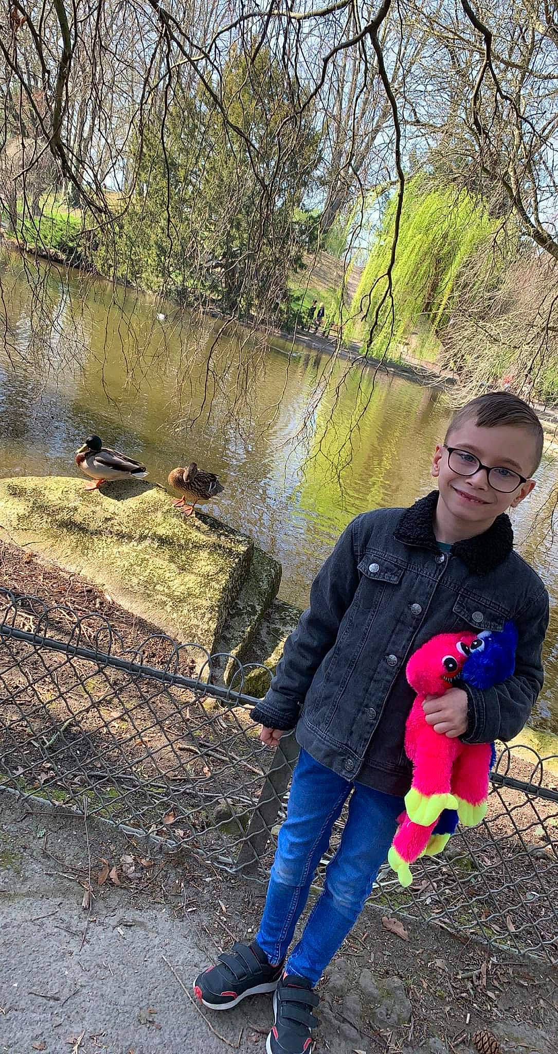 Thymeo participe au concours pour gagner de l'argent avec cette photo : bank, botany, denim, forest, garden, grass, happy, joy, lake, landscape, leisure, natural_landscape, people_in_nature, person, recreation, stream, tree, water, wilderness, winter