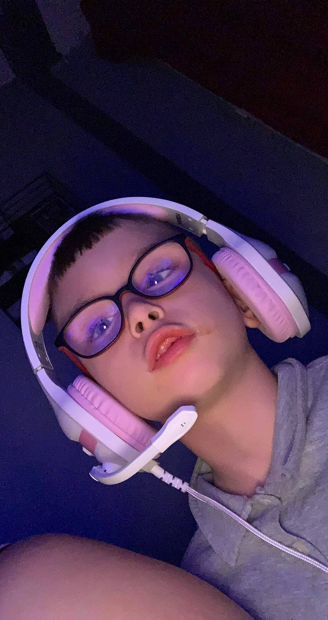 Thymeo participe au concours pour gagner de l'argent avec cette photo : audio_equipment, electric_blue, entertainment, event, eye_glass_accessory, eyelash, eyewear, flash_photography, gadget, headgear, hearing, jaw, lip, magenta, mouth, nose, person, personal_protective_equipment, purple, selfie