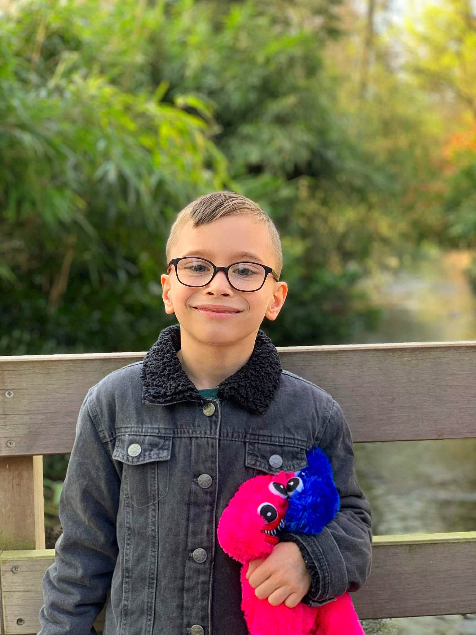 Thymeo participe au concours pour gagner de l'argent avec cette photo : eyewear, fun, glasses, grass, happy, jacket, joy, leisure, mammal, people, person, shoulder, sleeve, smile, standing, street_fashion, toddler, travel, tree, vertebrate