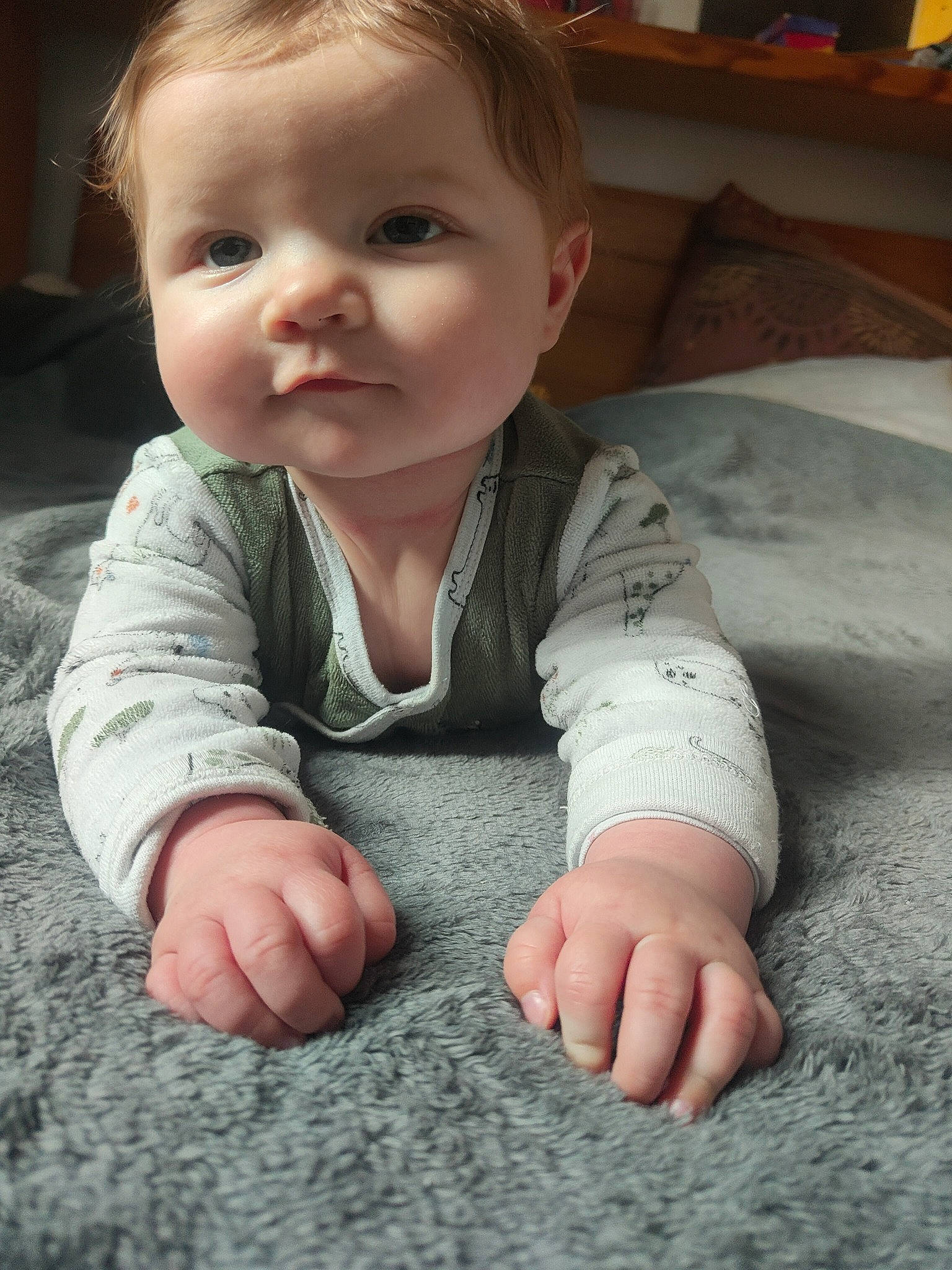 Louka participe au concours pour gagner de l'argent avec cette photo : arm, baby_toddler_clothing, cheek, chin, comfort, eye, face, facial_expression, gesture, hair, hand, head, human_body, iris, leg, nose, person, photograph, skin, sleeve