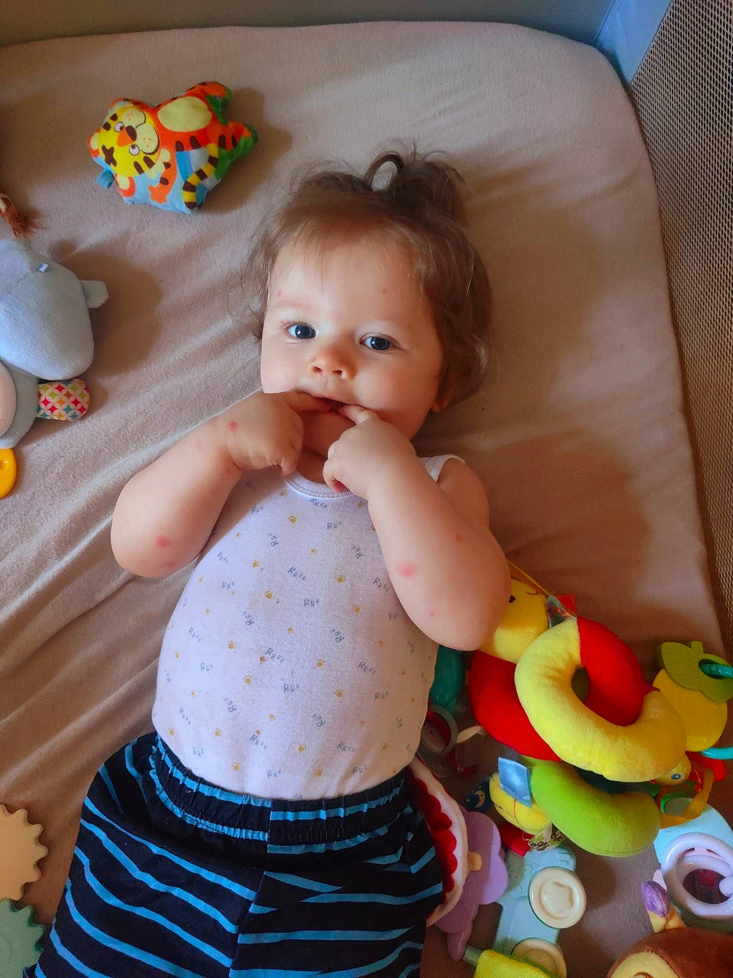 Louka participe au concours pour gagner de l'argent avec cette photo : baby, bed, clothing, couch, crib, cushion, cutlery, face, furniture, head, homedecor, indoors, infantbed, person, photography, portrait, spoon, t_shirt, tape, toy