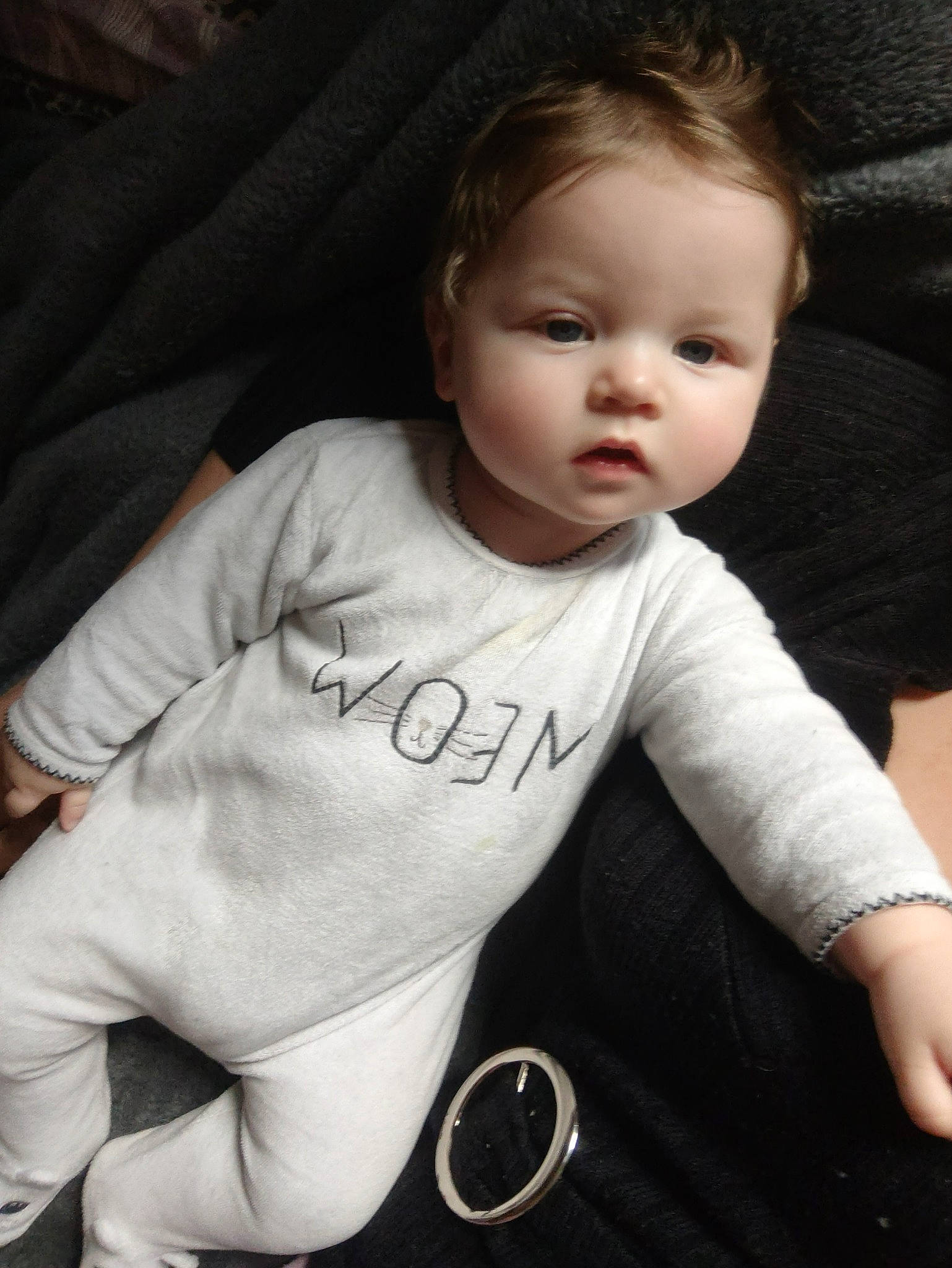 Louka a rejoint le concours — aidez-le/la à gagner de superbes lots ! baby, baby_toddler_clothing, cheek, child, comfort, cool, elbow, face, finger, flash_photography, gesture, happy, head, person, shoulder, skin, sleeve, standing, t_shirt, toddler